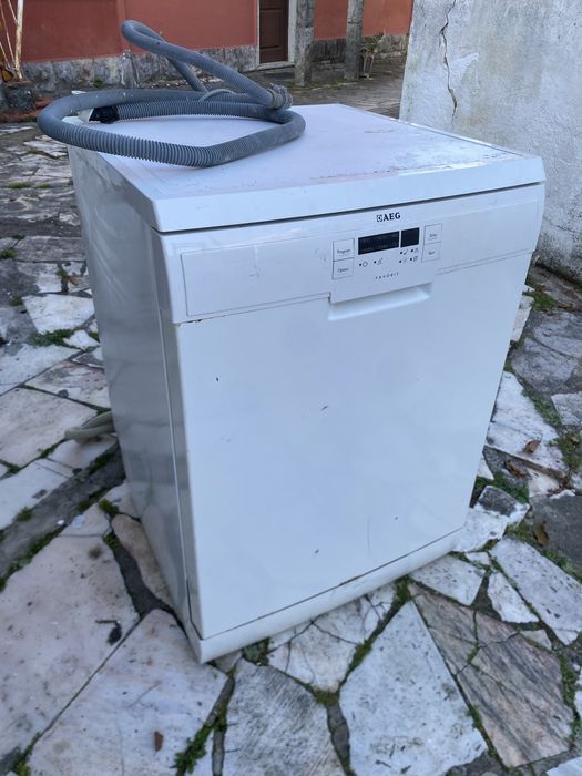 Máquina Lavar Loiça AEG em Bom Estado – A Funcionar