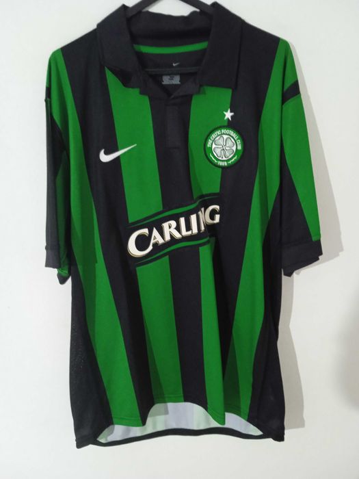 Várias camisolas futebol.