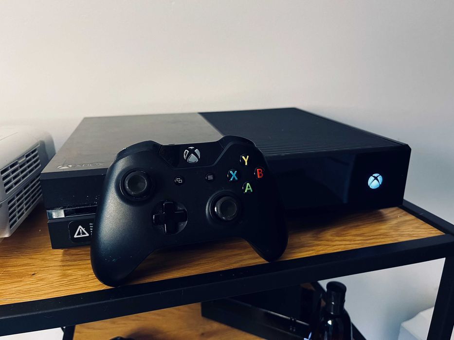 konsola xbox one + pad + okablowanie