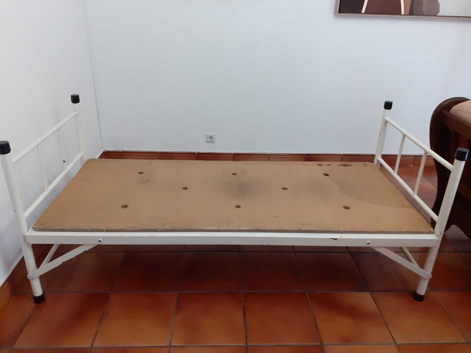 Cama de solteiro em ferro