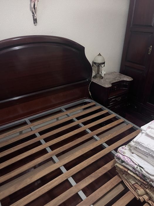 Cama com estrada e mesas de cabeceira