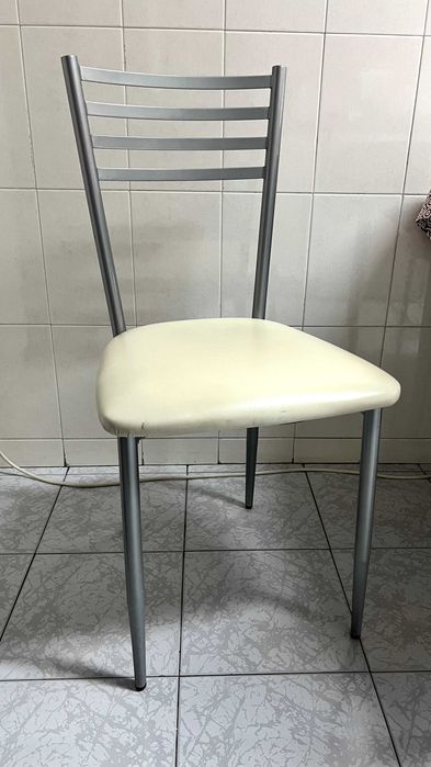 Mesa de cozinha com cadeiras