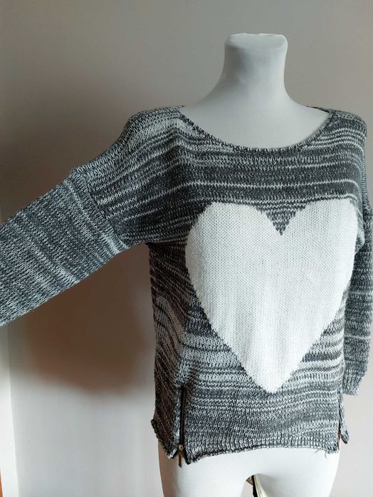 Szary sweter z sercem białym lekki s m miekki