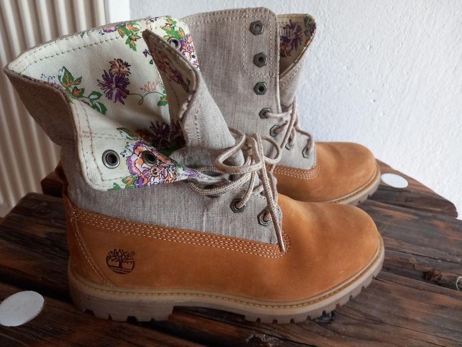 Timberlandy,trapery w kolorze biszkoptowym.