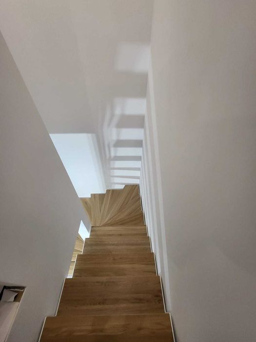 Schody metalowo-drewniane policzkowe