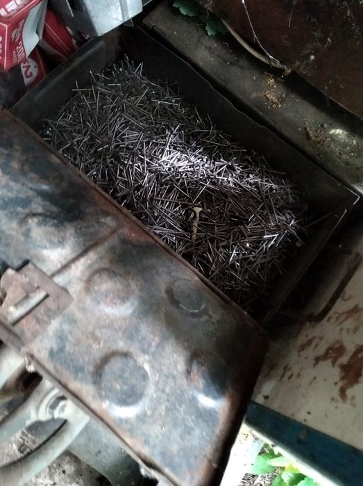 Czytaj opis Gwoździe w metalowych skrzynkach 4.5cm