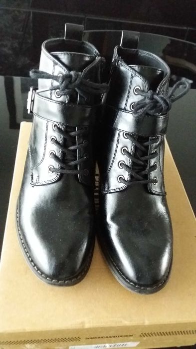 Botas pretas de cano médio