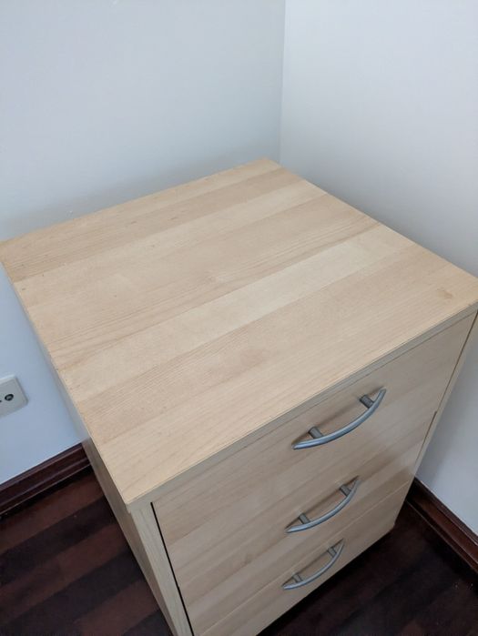 Mesa de Cabeceira com 3 Gavetas