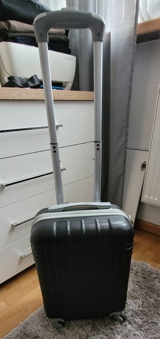 walizka kabinówka twarda do samolotu