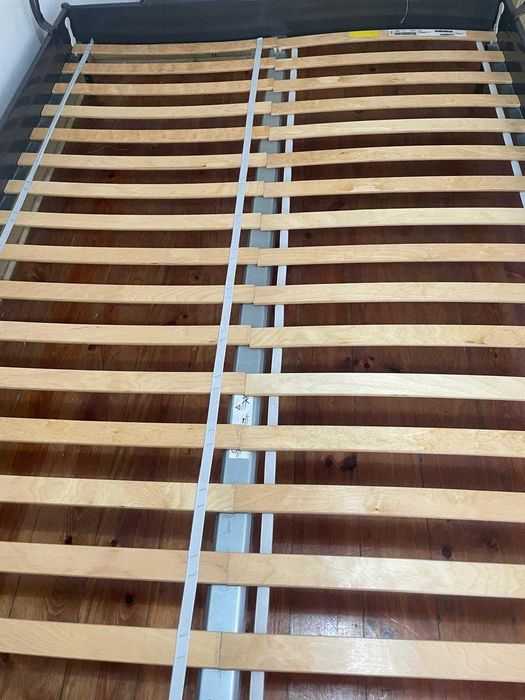 Cama de casal em ferro Ikea + estrado de ripas