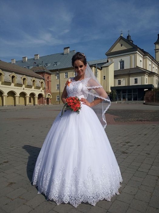 Розкішна весільна сукня