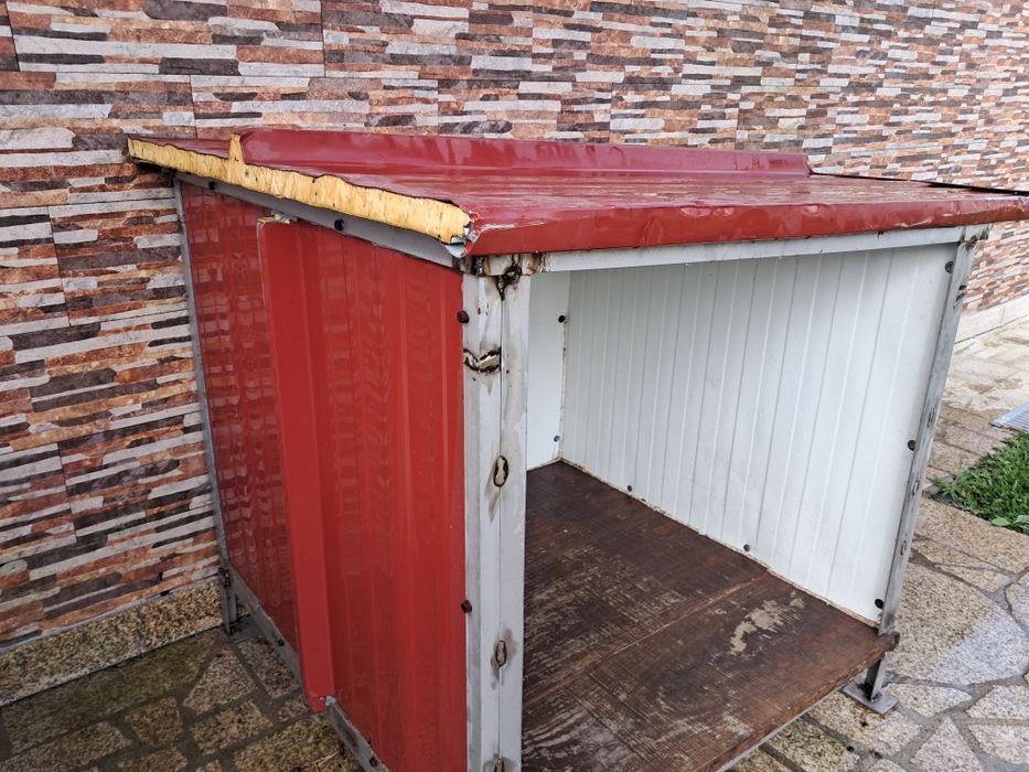 Casota com avançado para cão