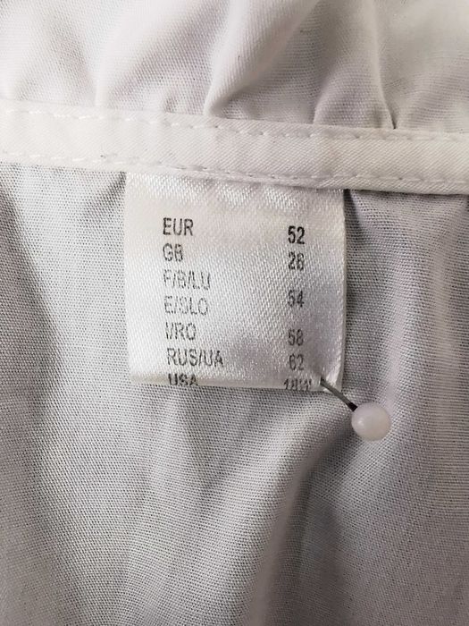 Biała koszula z ozdobnym kołnierzem