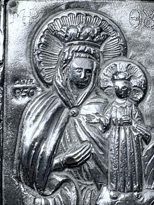 Pequeno antigo ícone com imagem da Nossa Senhora em madeira e prata