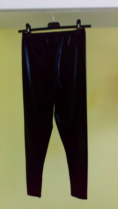Czarne lateksowe błyszczące legginsy, r. L / 40