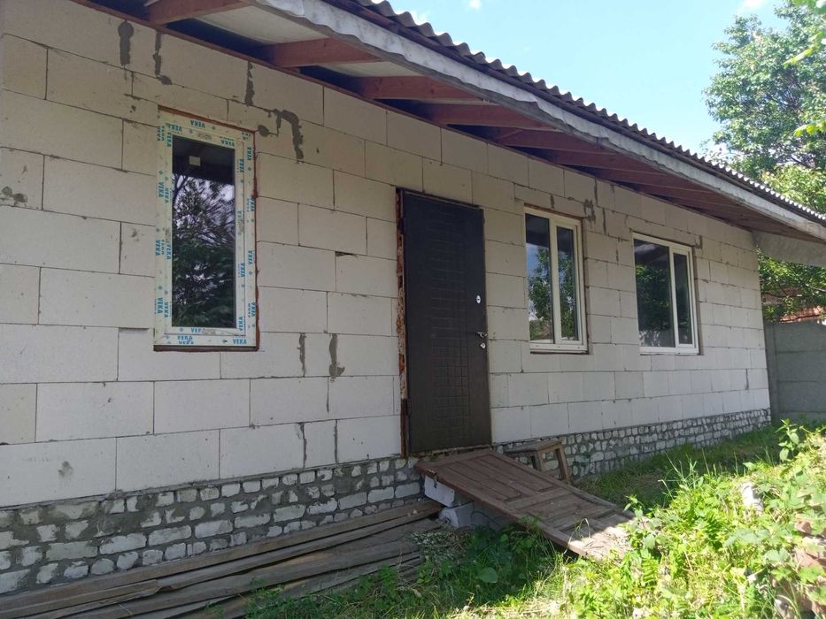 Продаю добротный кирпичный дом в тихом центре Мерефы с участком 19 сот