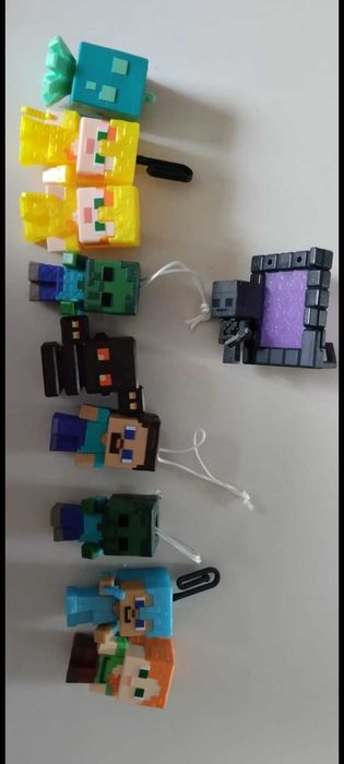 Figurki minecraft z kinder joy