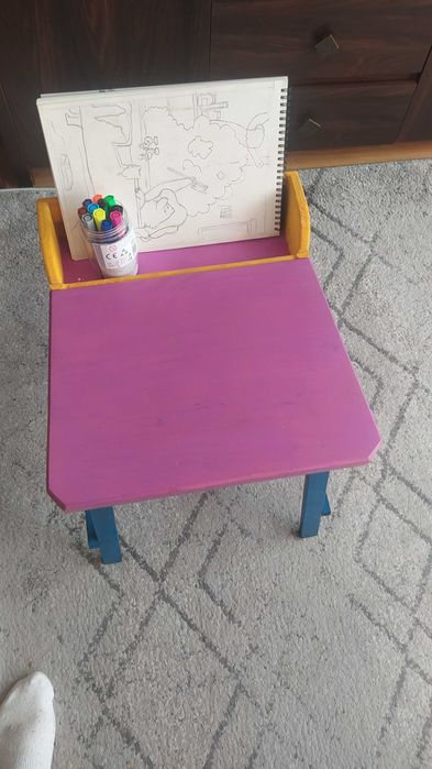 Stolik dla dzieci do malowania oraz rysowania.