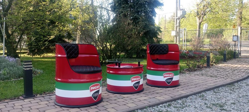 Fotele z metalowych beczek.