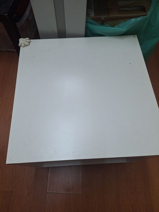 Vendo mesa de apoio . Cor branca. Com algum uso mas em bom estado. Medidas : 50 cm × 50 cm