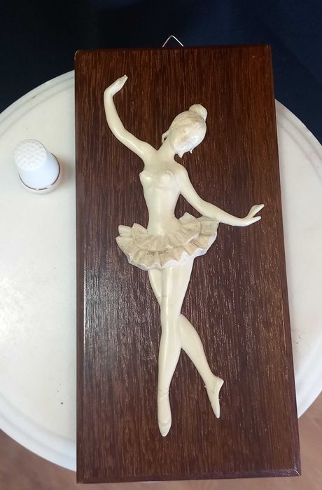 Bailarina em relevo, resina sob madeira exótica nobre, anos 60.