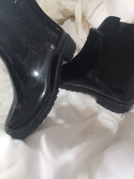 Продам черевики .