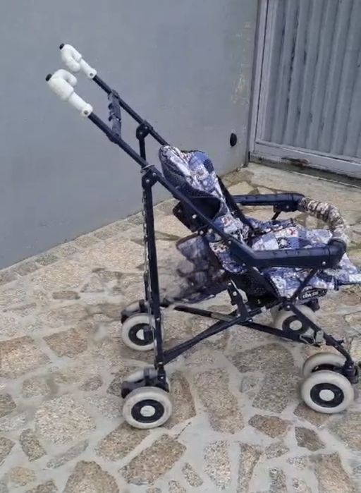 Carrinho de bebê da marca Chicco