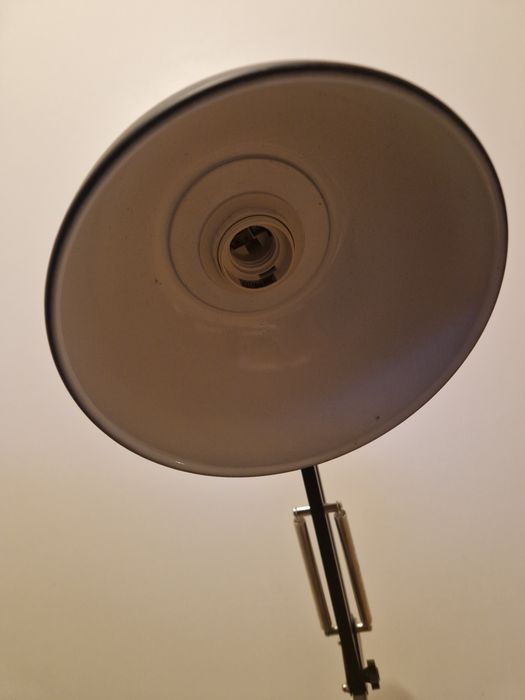 Lampka biurkowa czarna.