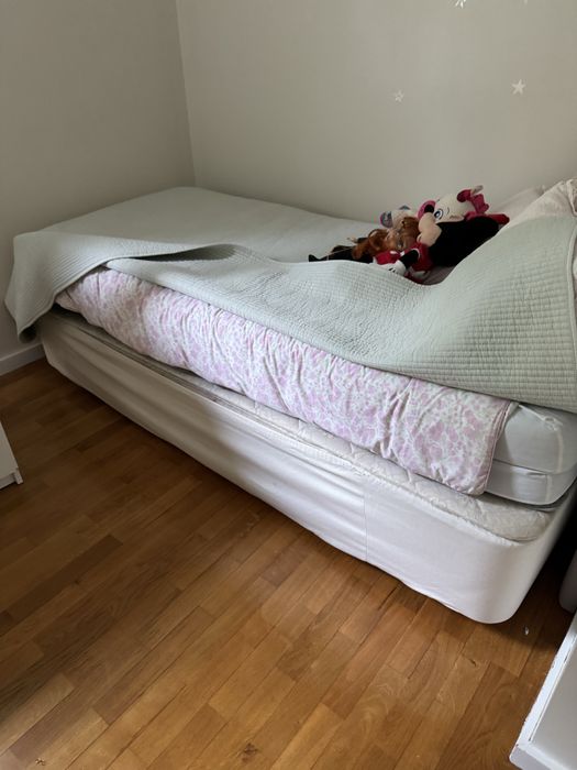 Cama solteiro com arrumacao