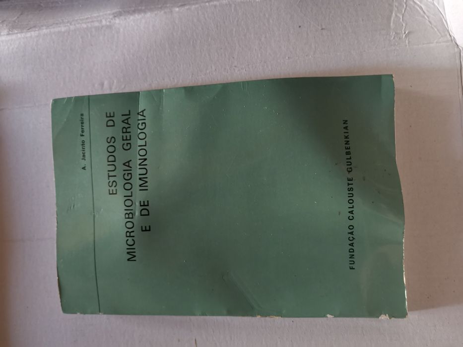 Vários livros de estudo universitários da Calouste Gulbenkian