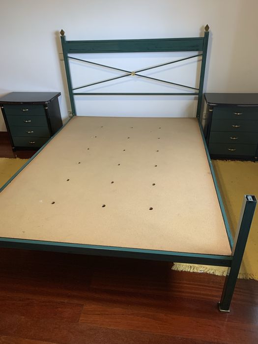 Cama de casal em ferro + colchão + 2 mesas de cabeceira 180x135