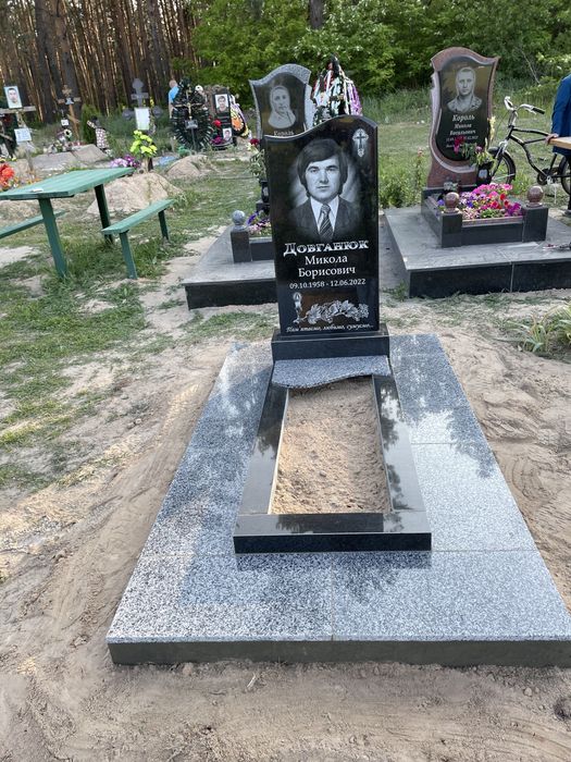 Установка монтаж Памятников , укладка плитки, бетонировка , демонтаж.