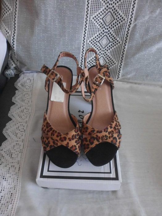 sandálias novas com etiqueta para senhora