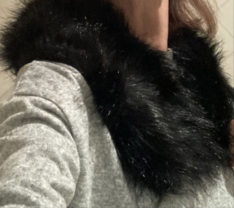 Gola sintética, em pelo de cor preto