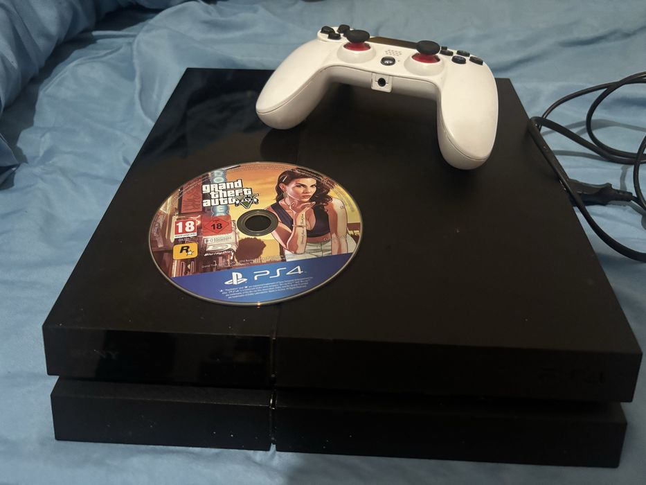 Ps4 500gb com comando + GTA V