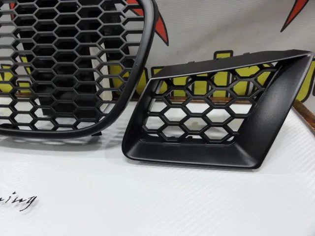 Kit 3 Grelhas (Frontal e laterais) em favo de mel para Seat Ibiza 6L 2002-2008 tipo Cupra em plástico