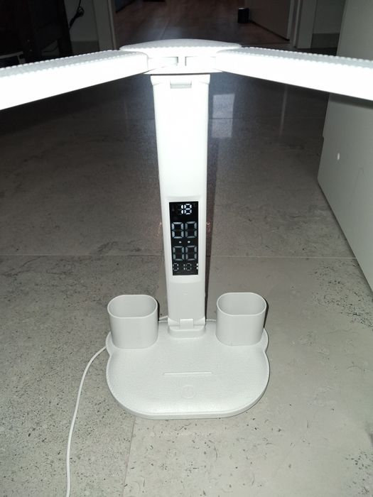 Lampa led na biurk z zegarem i data