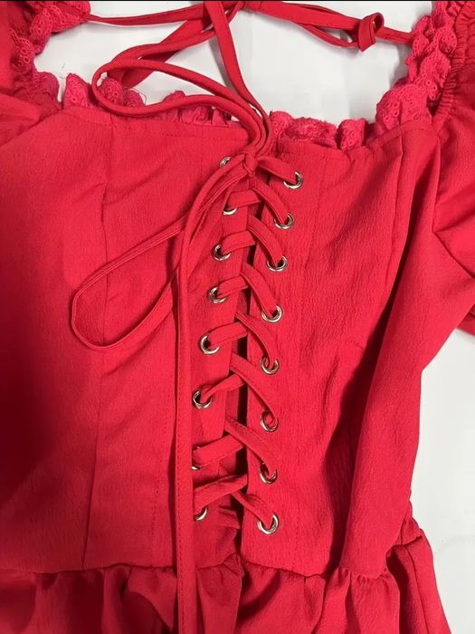 Нова червона сукня