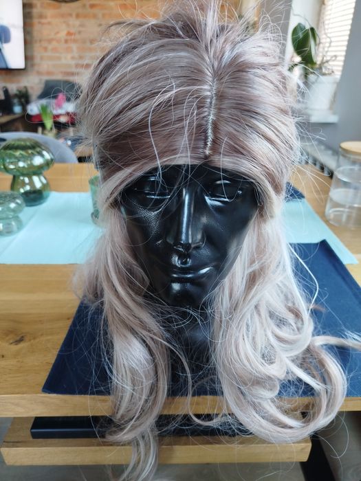 Peruka długa że stojakiem