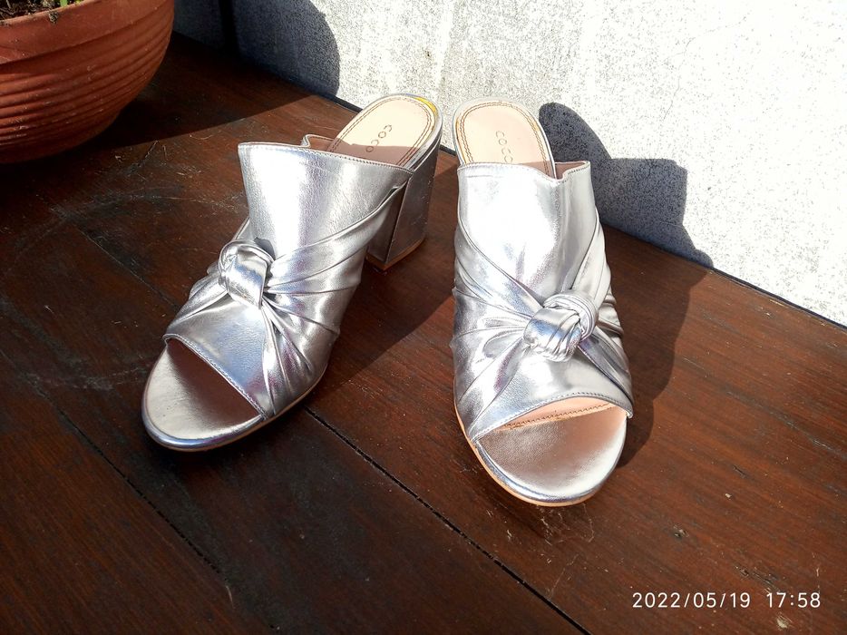 srebrne  klapki na klocku