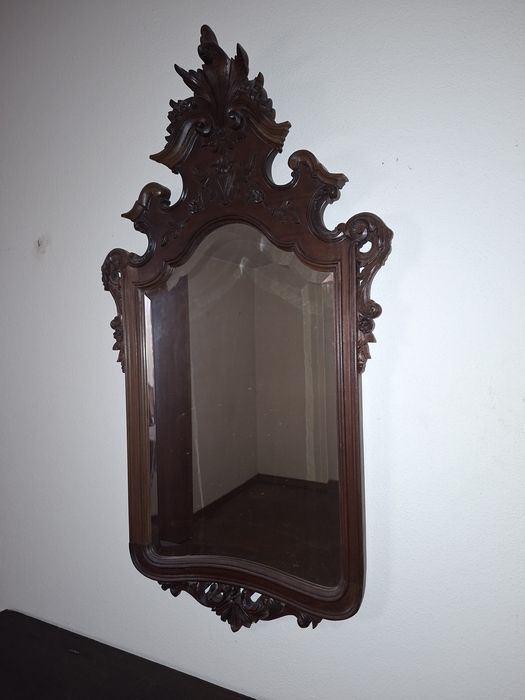 Cómoda ornamentada e espelho