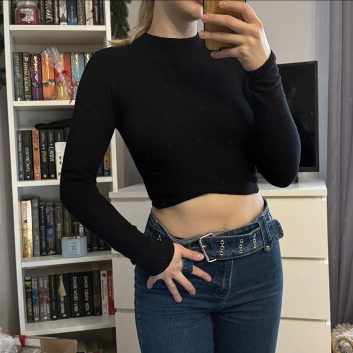 Sweterek krótki czarny elegancki basic z długim rękawem