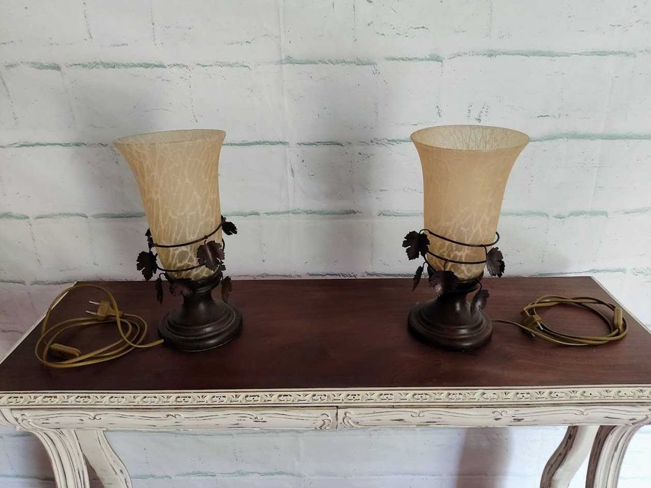 Lindíssimo par de candeeiros em vidro e adorno metal