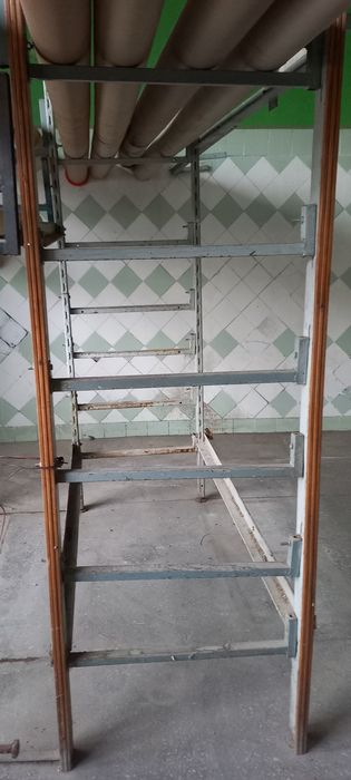 Стелаж металевий міцний дуже.