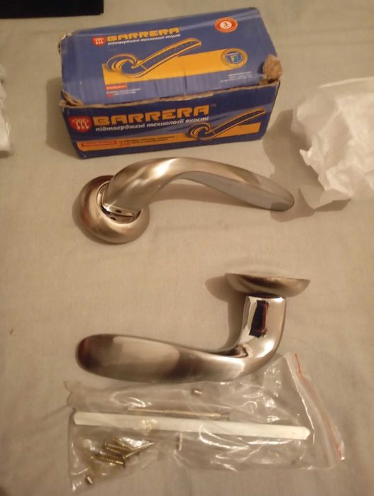 Продам дверную ручку