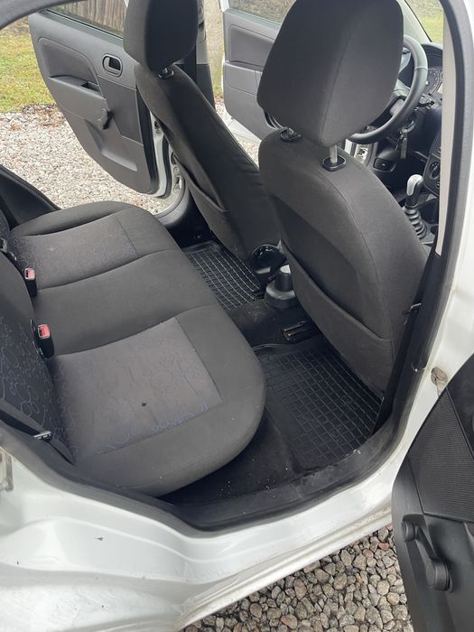 Продам Ford Fiesta 1.3 бензин