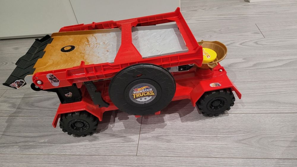 Camião de transporte e pista monster truck da Hotwheels