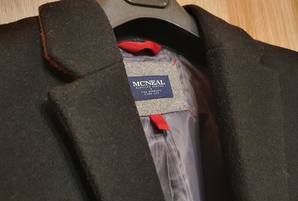 Czarny wełniany płaszcz, dyplomatka