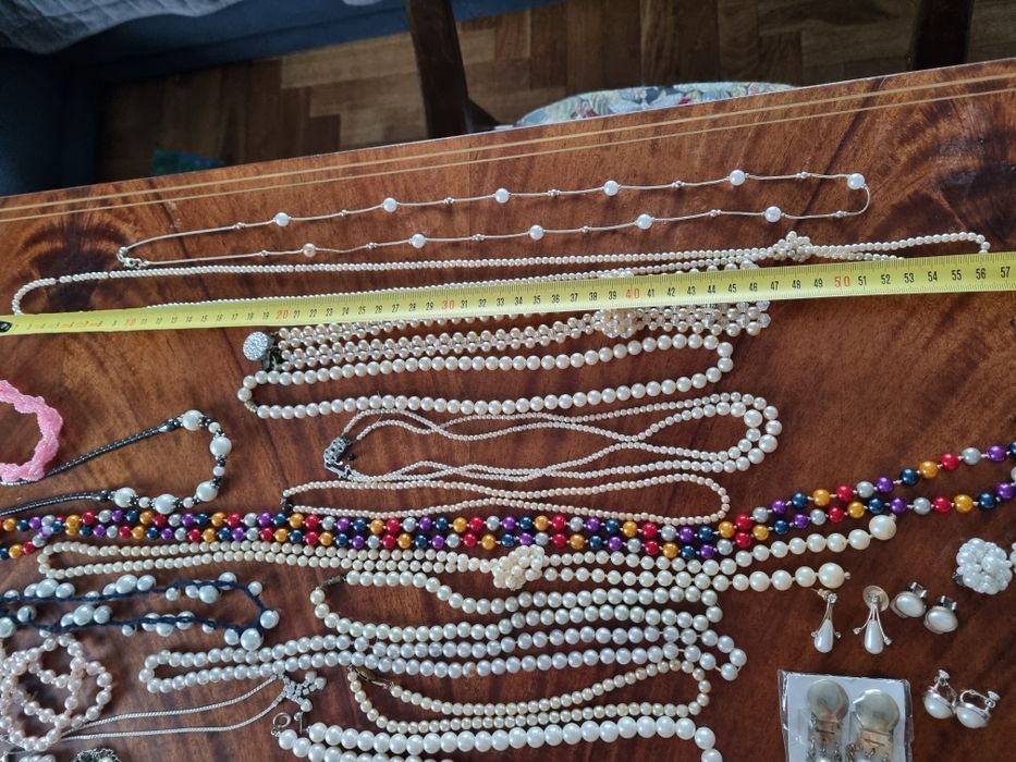 Naszyjnik, bransoletki i kolczyki ze sztucznych perełek.