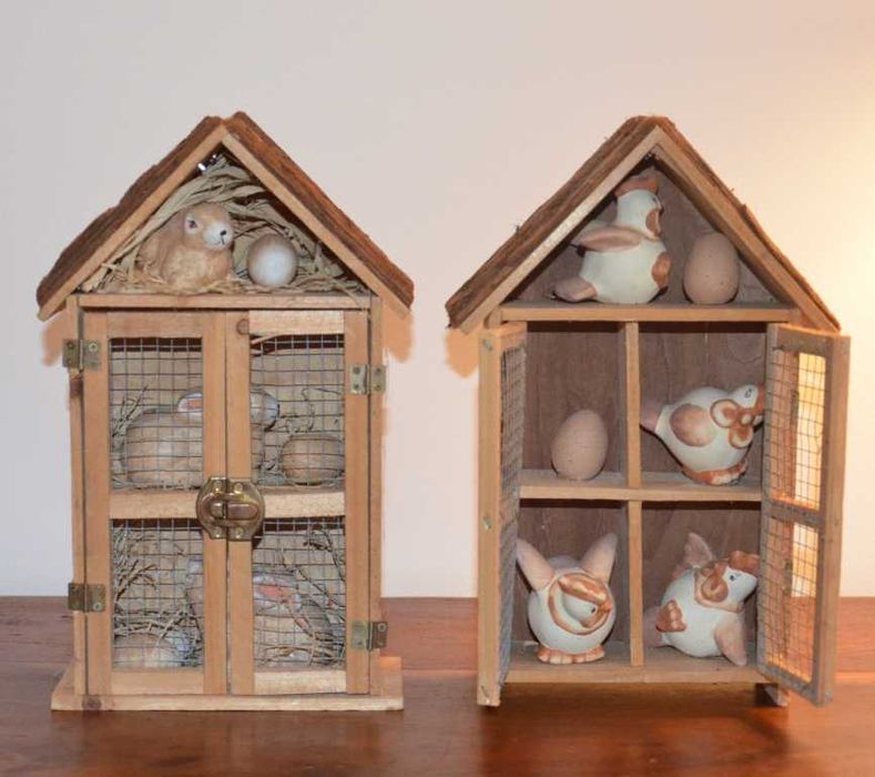 Gaiolas em madeira, com coelhos e galinhas
